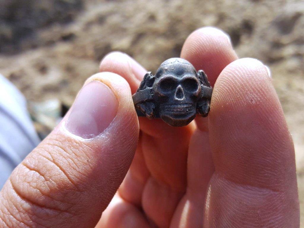 A ring with a skull from the 3 Reich A ring with a skull from the 3 Reich