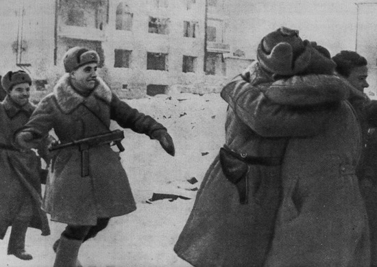 Soldiers of the 62nd and 21st Armies united in Stalingrad meeting