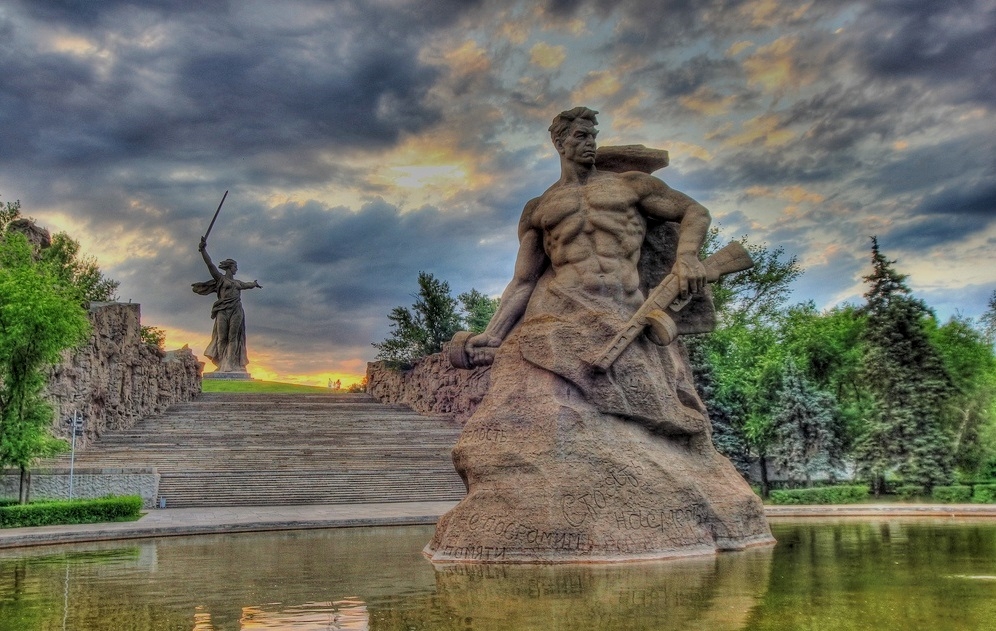 Monument - a soldier with a rifle and a grenade and a sign on the base “Stand to the death”