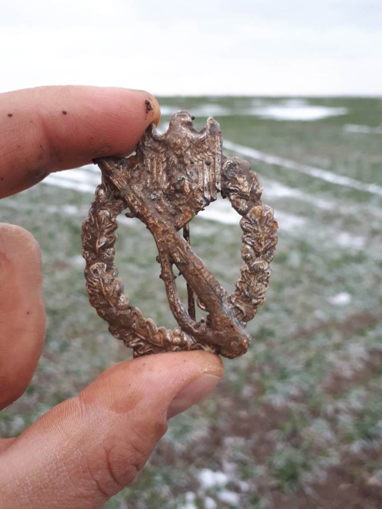 Army Infantry assault Badge – found at the depth of only 5 cm in the field Army Infantry assault Badge – found at the depth of only 5 cm in the field