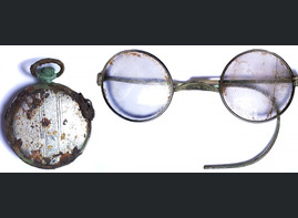 Glasses and pocket watches / from Stalingrad
