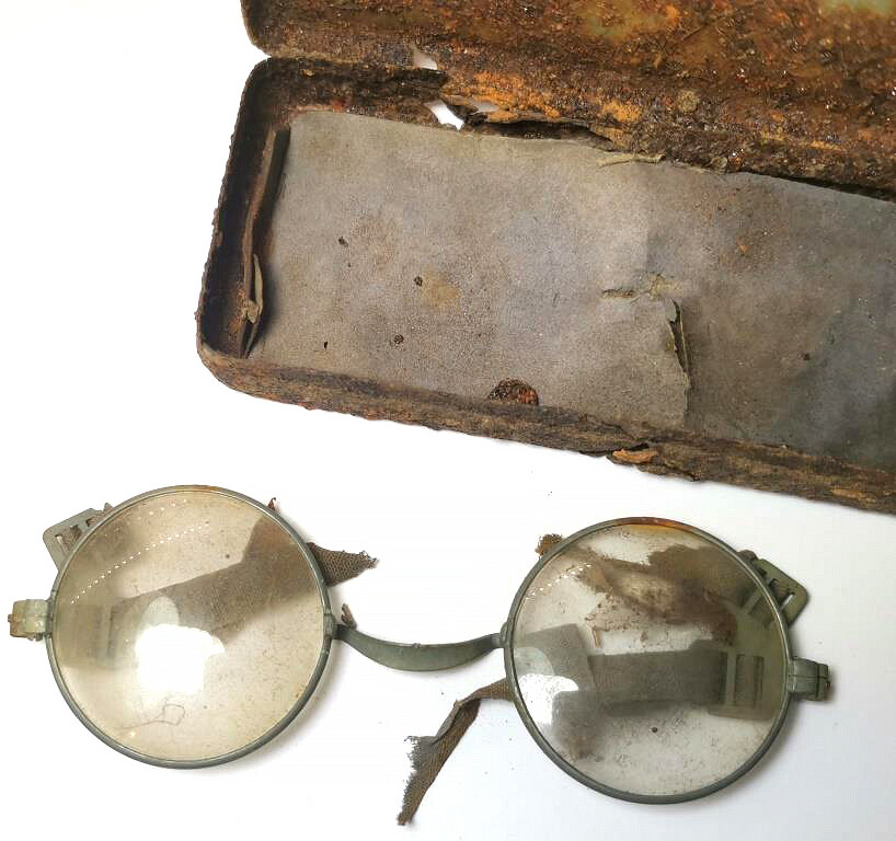 Case with glasses / from Stalingrad