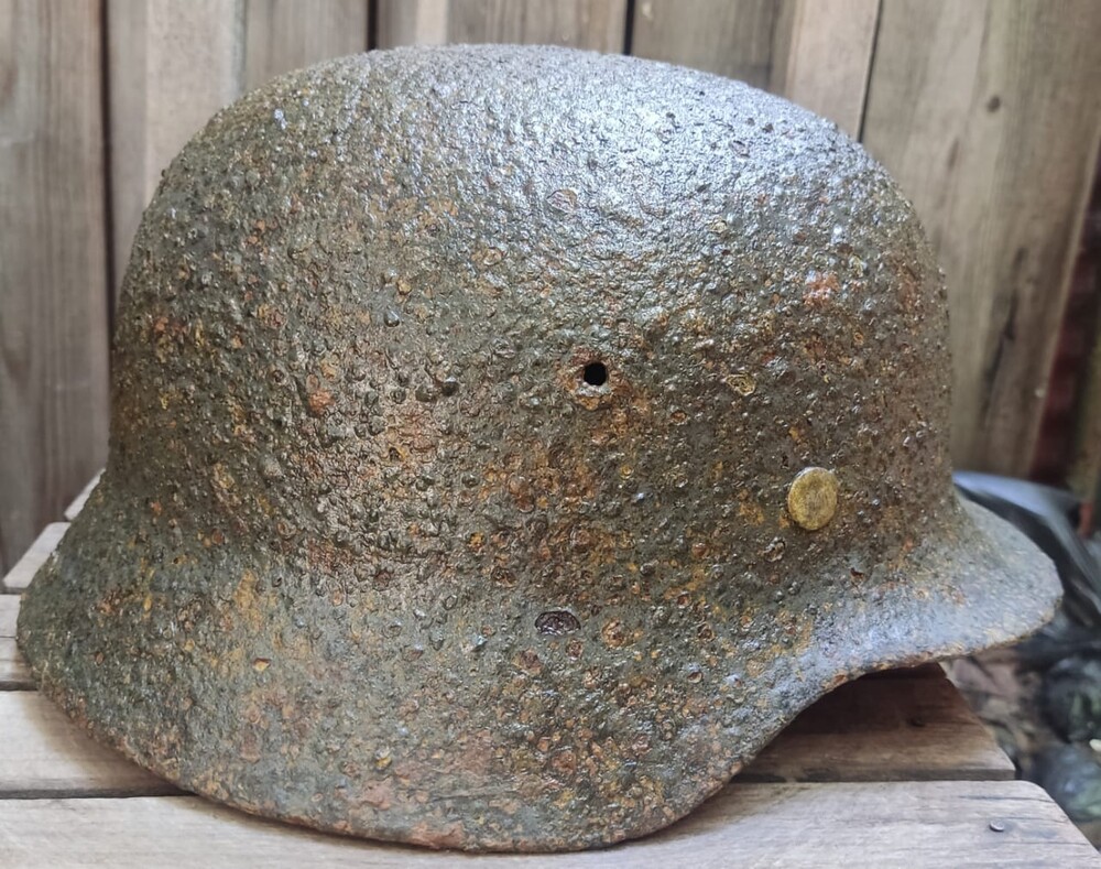 Wehrmacht helmet M40 / from Stalingrad