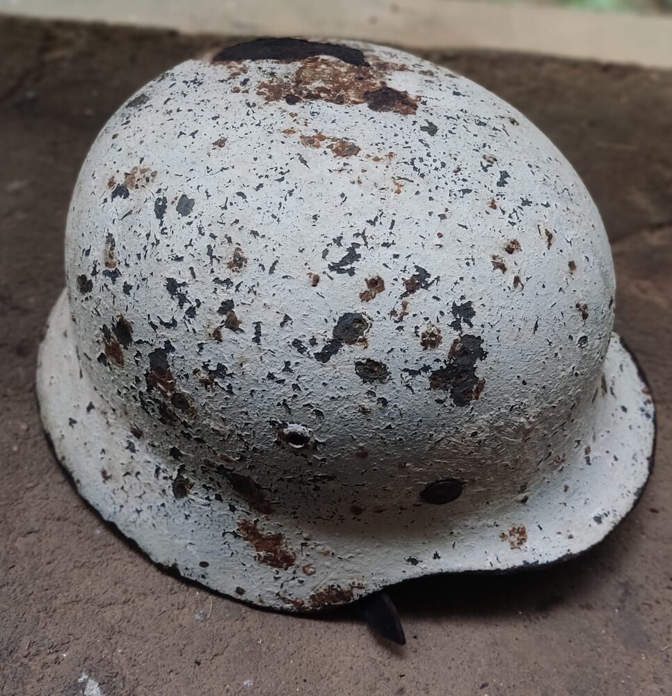 Winter camo Wehrmacht helmet M35 / from Leningrad