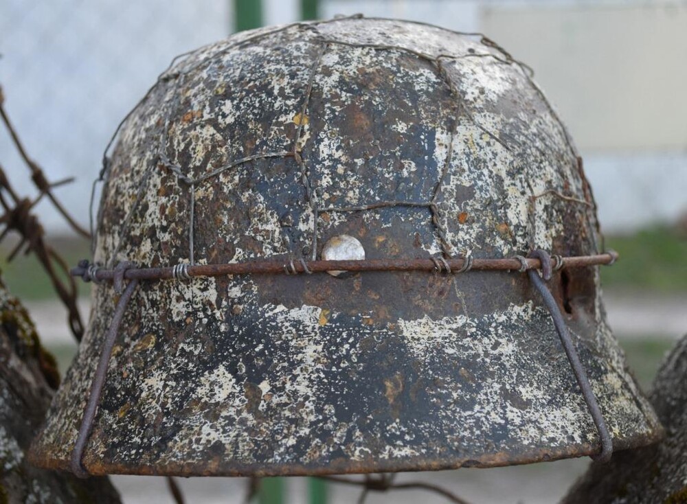 Winter camo German helmet M35 / from Leningrad