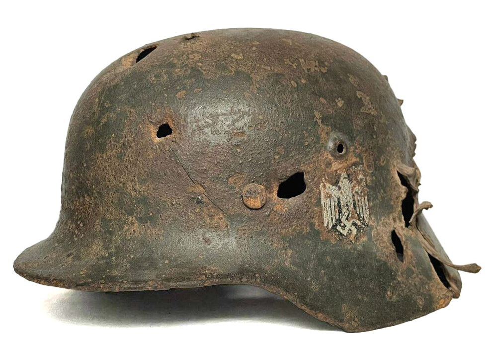 Wehrmacht helmet M40 / from Stalingrad