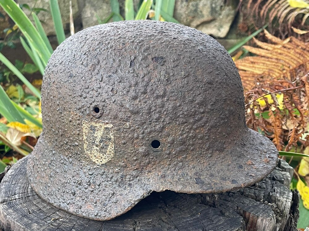 Waffen SS helmet M40 / from Rzhev