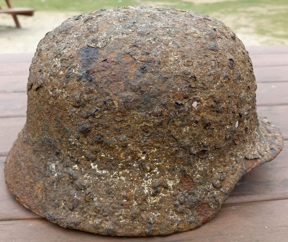 Wehrmacht helmet M40 / from Stalingrad