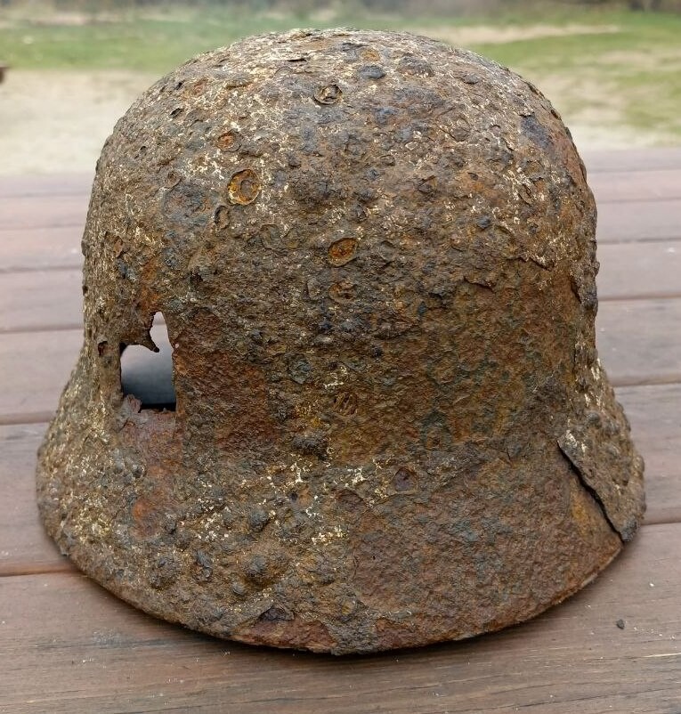 Wehrmacht helmet M40 / from Stalingrad