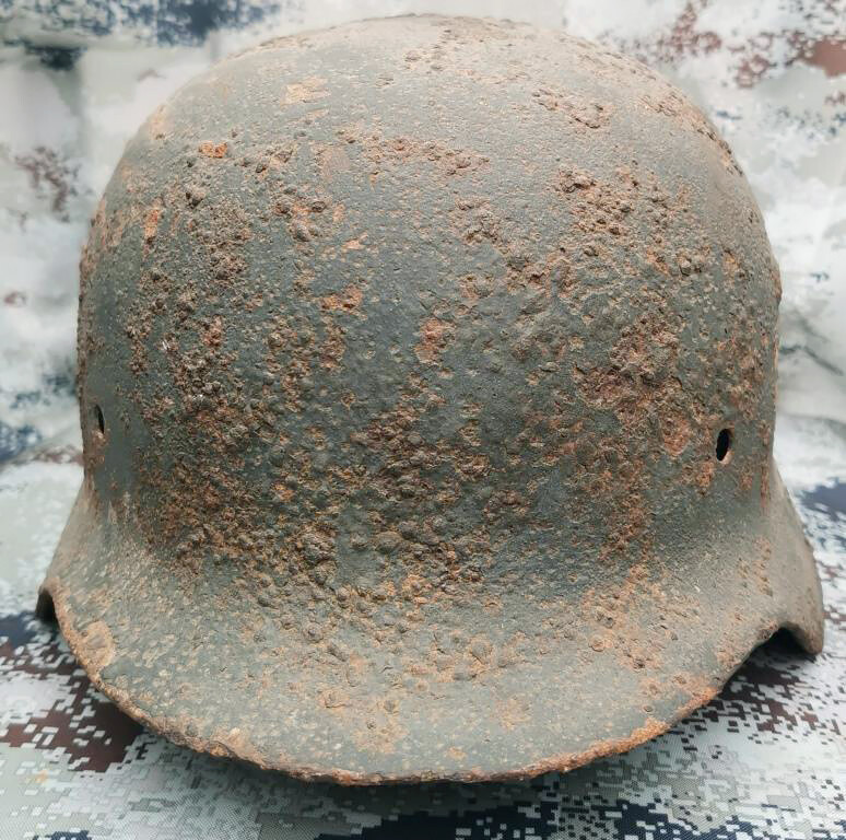 Wehrmacht helmet M40 / from Stalingrad