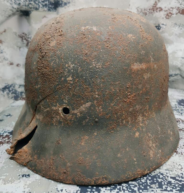 Wehrmacht helmet M40 / from Stalingrad