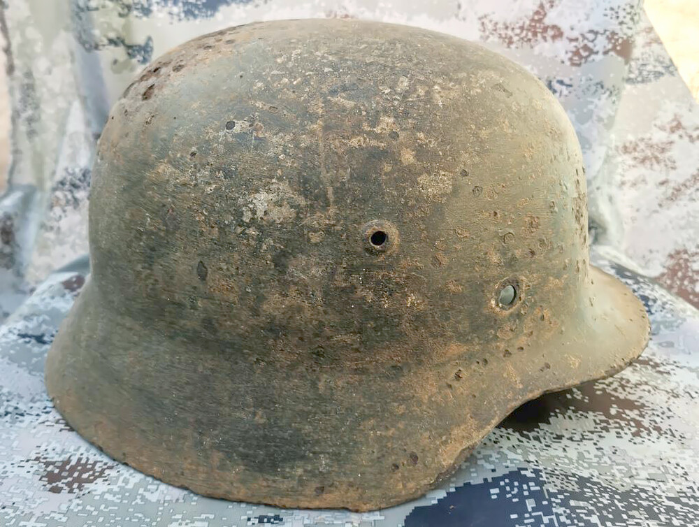 Wehrmacht helmet M40 / from Stalingrad