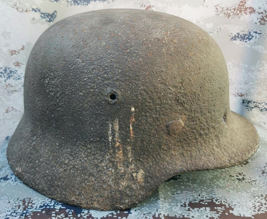 Wehrmacht helmet M40 / from Stalingrad