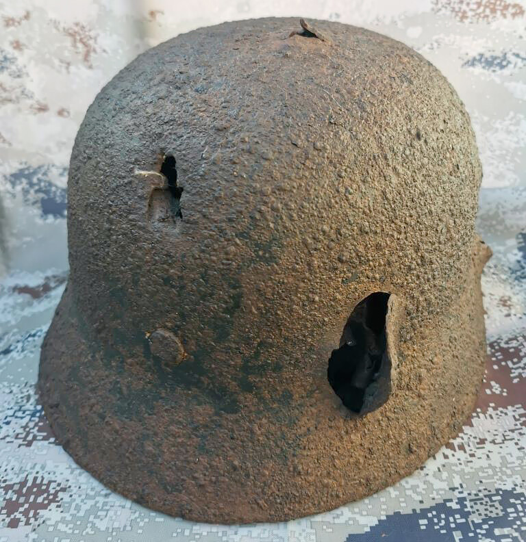 Wehrmacht helmet M40 / from Stalingrad