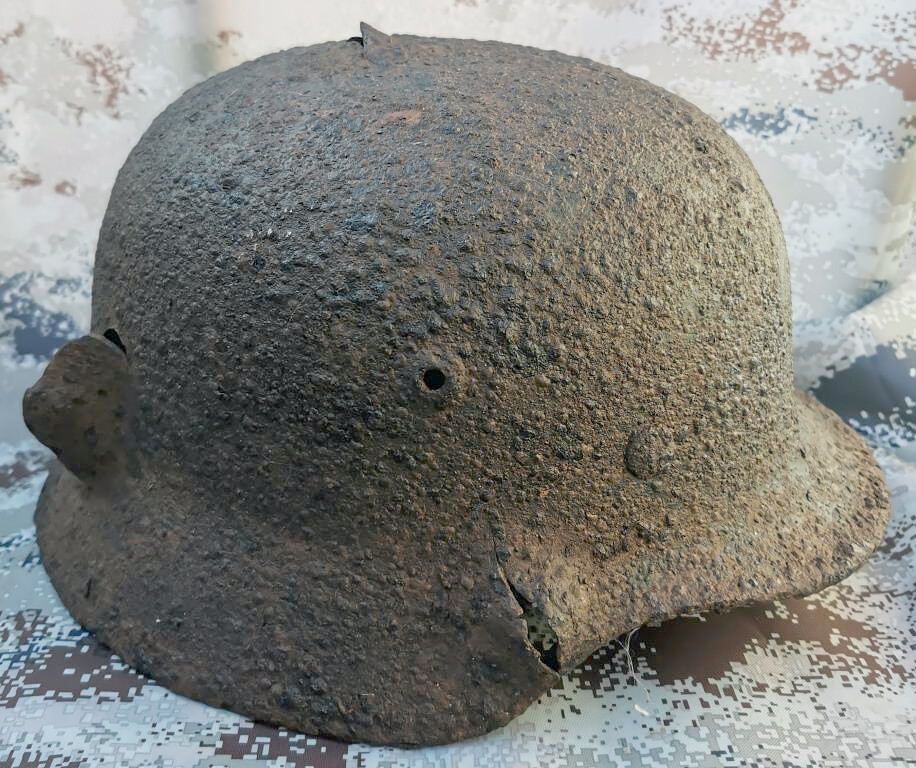 Wehrmacht helmet M40 / from Stalingrad