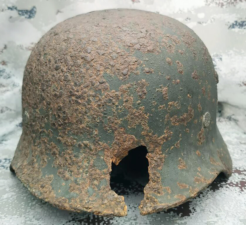 Wehrmacht helmet M35 / from Stalingrad