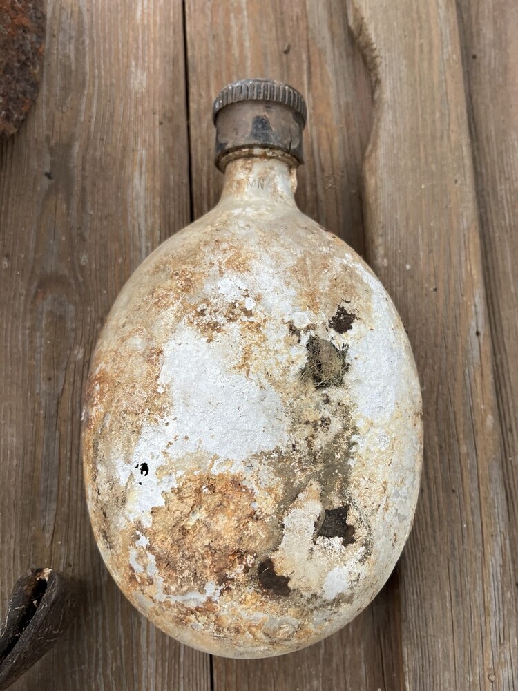 Wehrmacht helmet M40 + war items / from Stalingrad