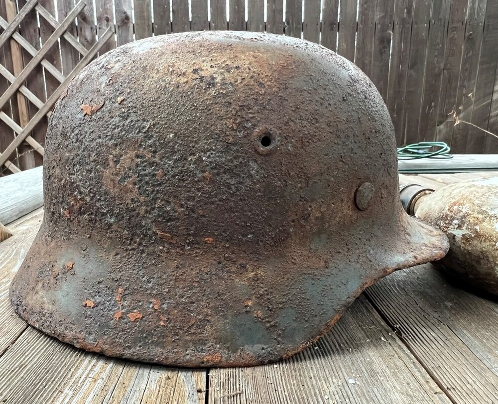 Wehrmacht helmet M40 + war items / from Stalingrad