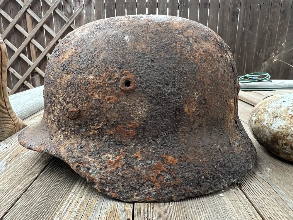 Wehrmacht helmet M40 + war items / from Stalingrad