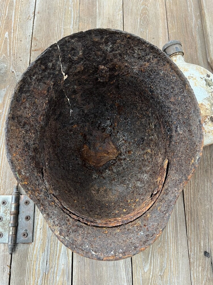 Wehrmacht helmet M40 + war items / from Stalingrad