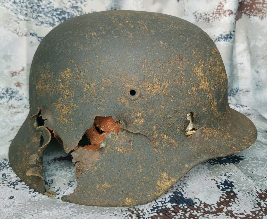 Wehrmacht helmet M40 / from Stalingrad