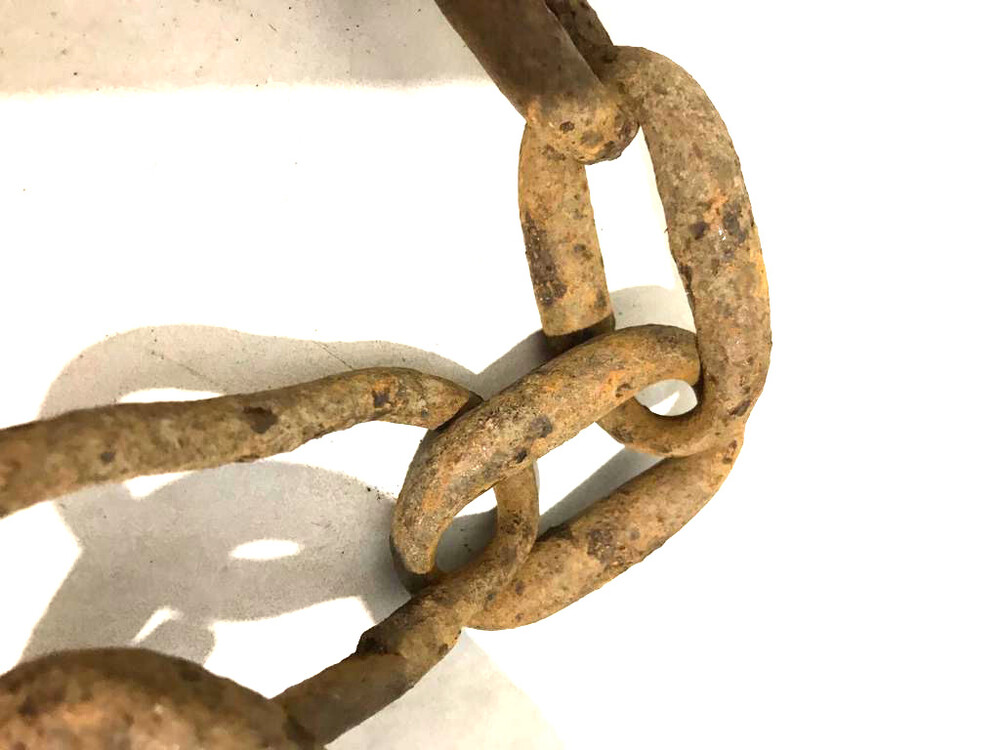 Chain with shackles