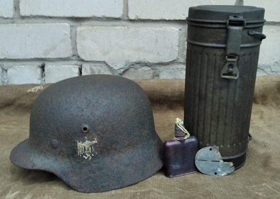 Wehrmacht helmet M40 + Soldier's items / from Stalingrad