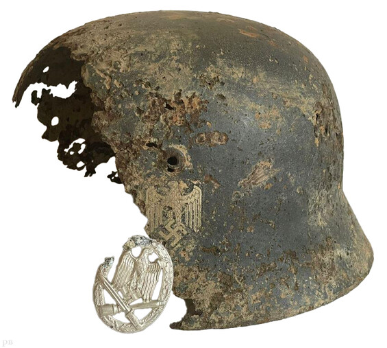 Wehrmacht helmet M40 + General Assault Badge / from Stalingrad