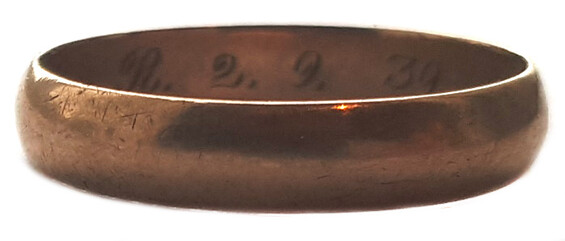 Gold wedding ring / from Stalingrad