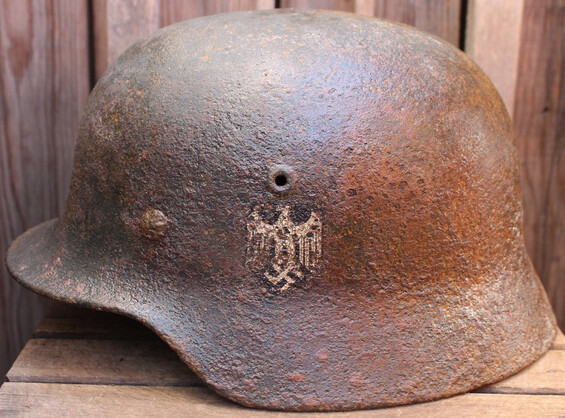 Wehrmacht helmet M40 / from Stalingrad