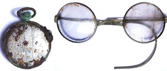 Glasses and pocket watches / from Stalingrad
