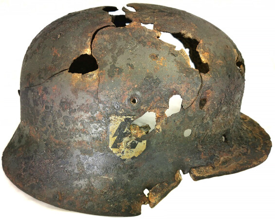 Waffen-SS helmet M40 / from Novgorod