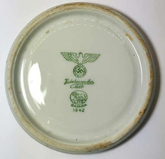 The bottom of the Third Reich dishes / from Konigsberg