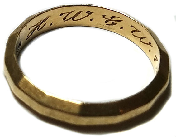 Gold wedding ring / from Crimea