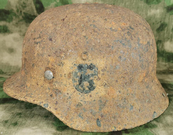 Wehrmacht helmet M40 / from Stalingrad