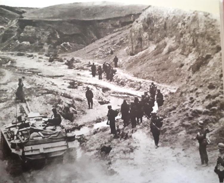Soldiers of the Wehrmacht under cover of assault gun STuG III advance to Mamayev Kurgan