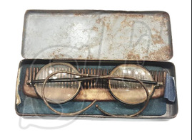Glasses + comb in pencil case / 3 Reich