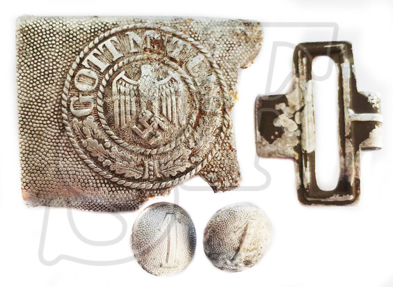 Buckle "Gott mit Uns" + buttons / from Stalingrad