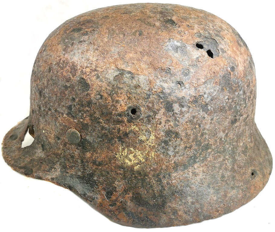 Wehrmacht helmet M40 / from Staraya Russa