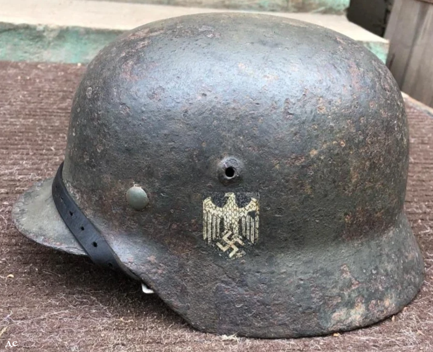 Wehrmacht helmet M35 / from Stalingrad
