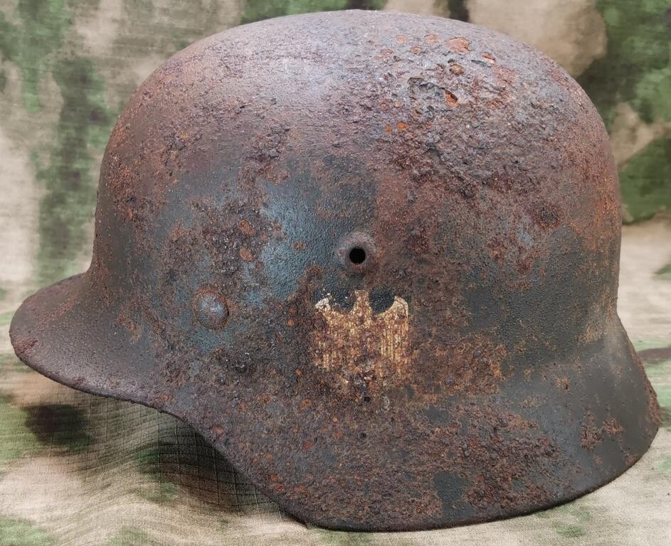 Wehrmacht helmet M40 / from Stalingrad
