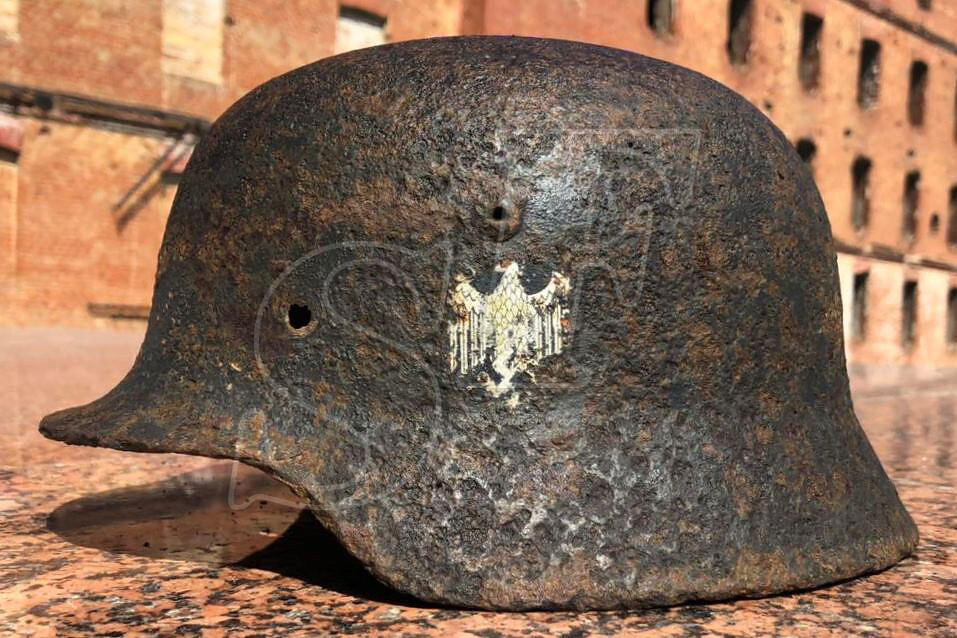 Wehrmacht helmet M35 / from Stalingrad
