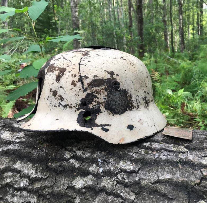 Winter camo Wehrmacht helmet M40 / from Sinyavino
