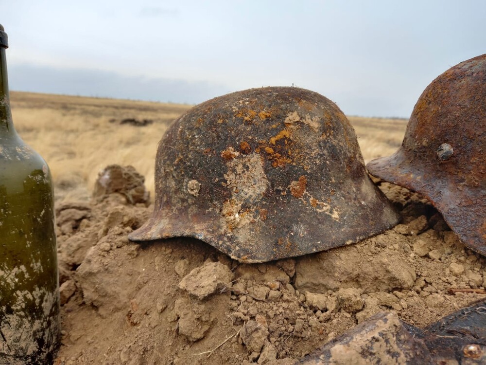 Wehrmacht helmet M40 / from Stalingrad