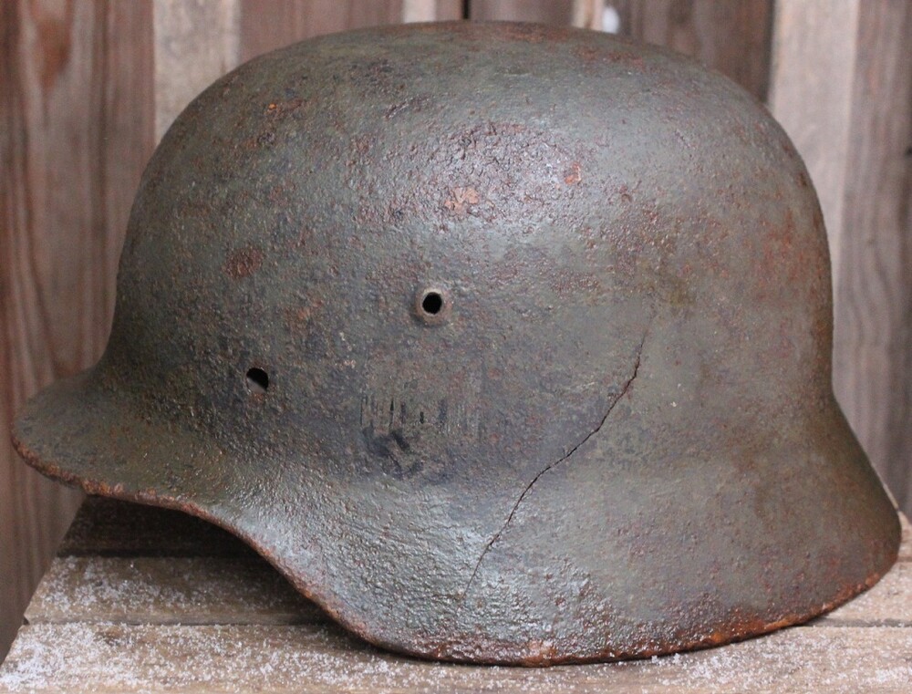 Wehrmacht helmet M35 / from Stalingrad