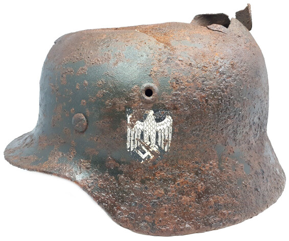Wehrmacht helmet M40 / from Stalingrad