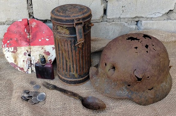 Lot with German helmet M40 / from Stalingrad