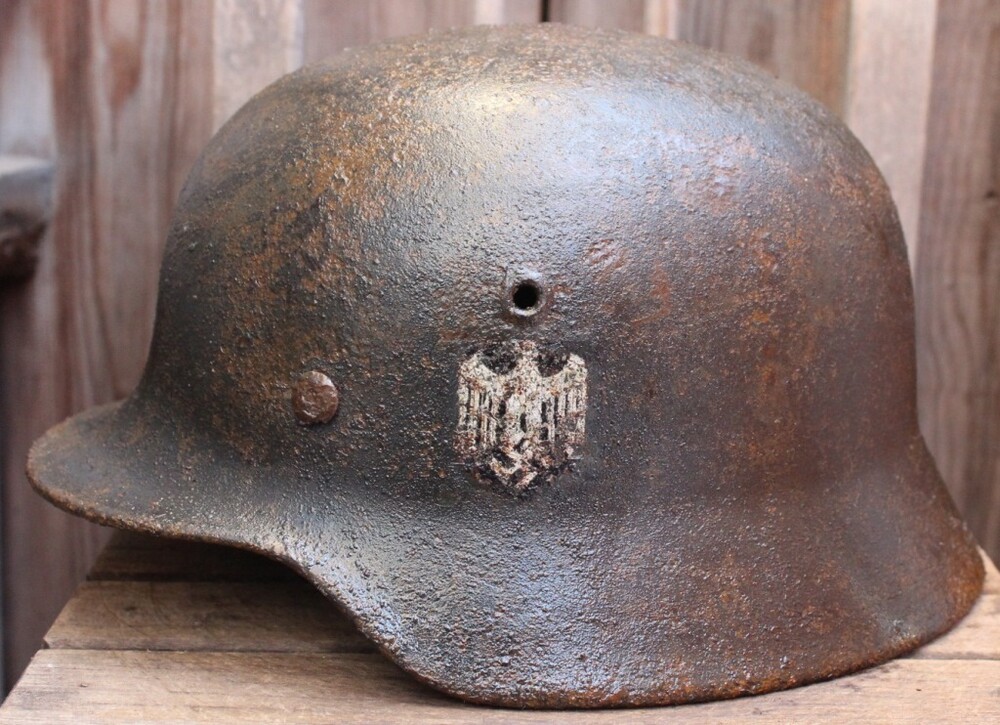Wehrmacht helmet M40 / from Stalingrad