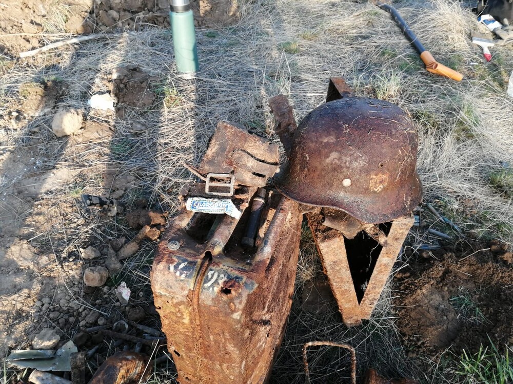 Wehrmacht helmet M35 / from Stalingrad