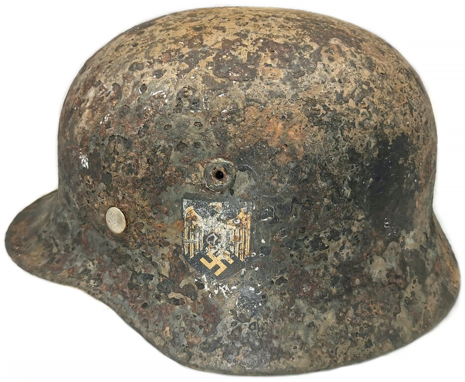 Wehrmacht helmet M40 / from Stalingrad